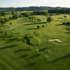 Blick auf die Thermengolfanlage in Loipersdorf von oben